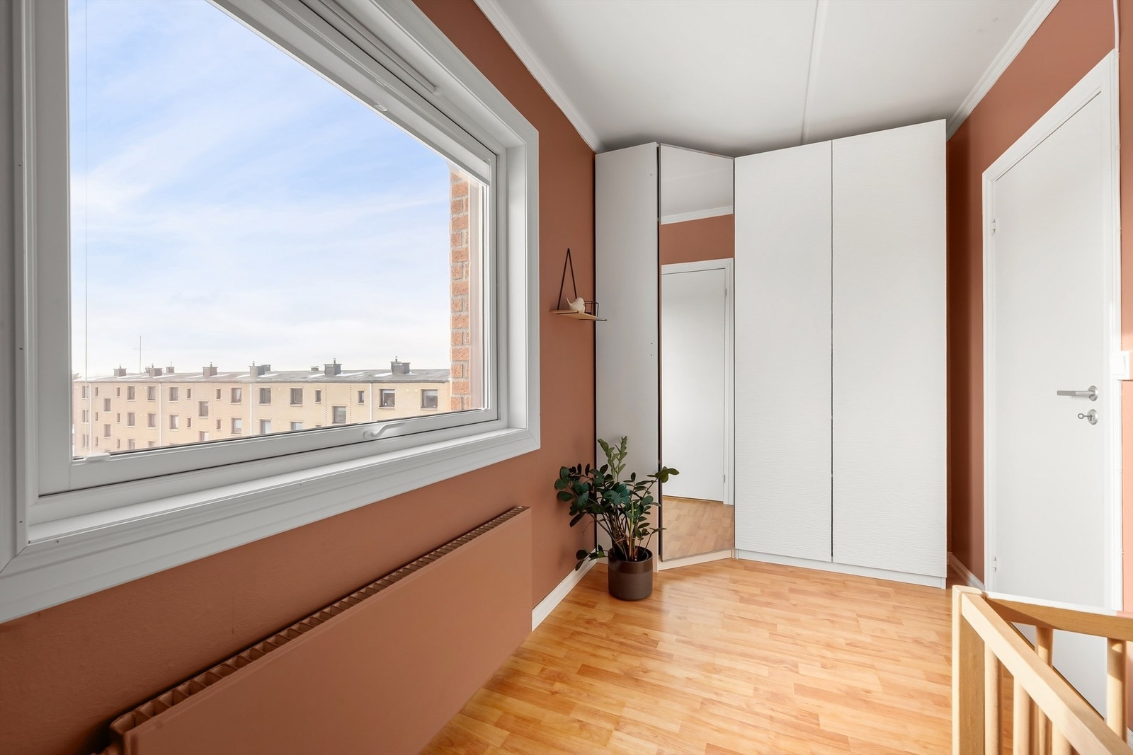 Her er det også montert en garderobeløsning for effektiv oppbevaring. Galleribilde