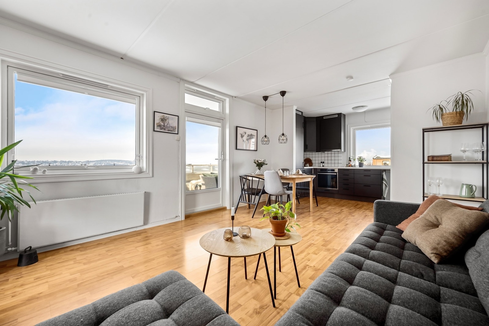 Store vindusflater på tre av fire vegger gir rikelig med naturlig lys og en luftig atmosfære.
Foto: Martine Eren Jacobsen. Galleribilde