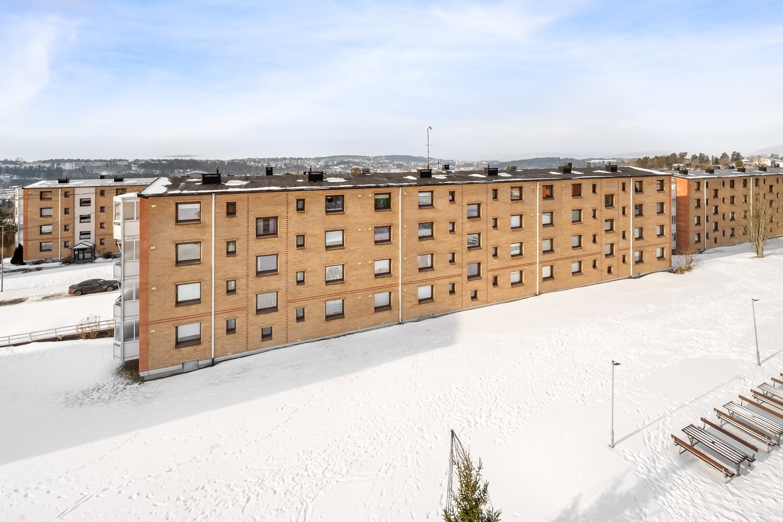 Fra balkongen har du utsyn mot nærområdet og mot vest.
Bygget er fra 1955 og har solide fasader i teglstein. Galleribilde