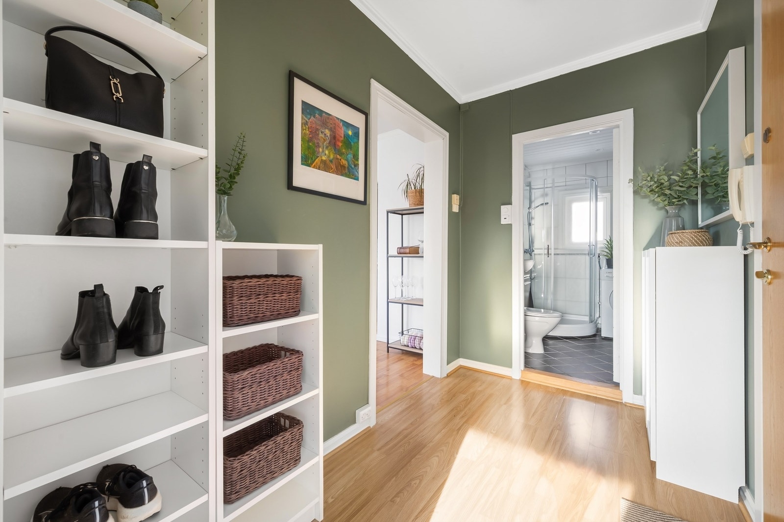 Fra entreen er det adkomst til alle rom i leiligheten, noe som gir en god flyt. Galleribilde