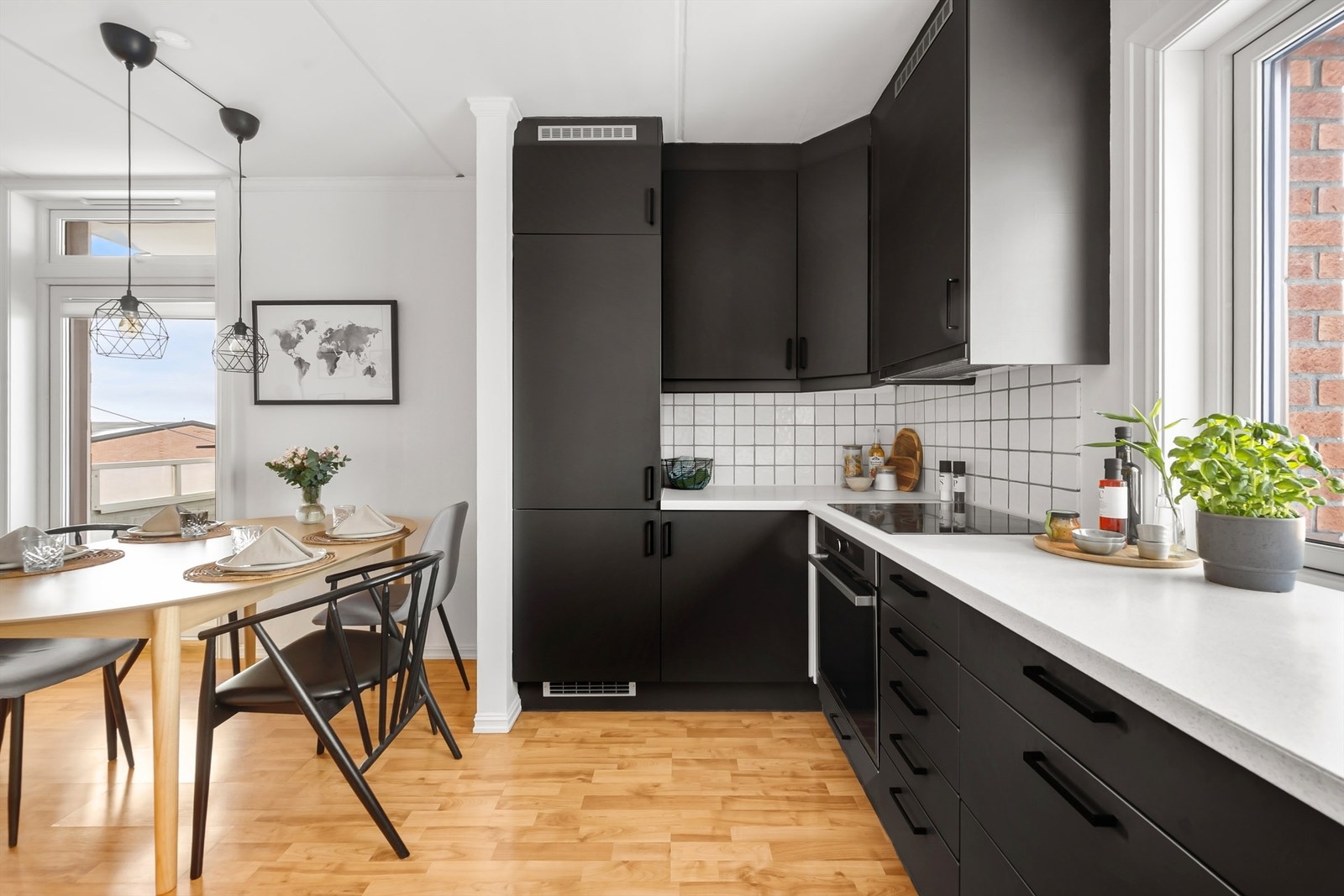 Kjøkkenet er utstyrt med integrert stekeovn, platetopp, oppvaskmaskin og kjøleskap med fryser. Galleribilde