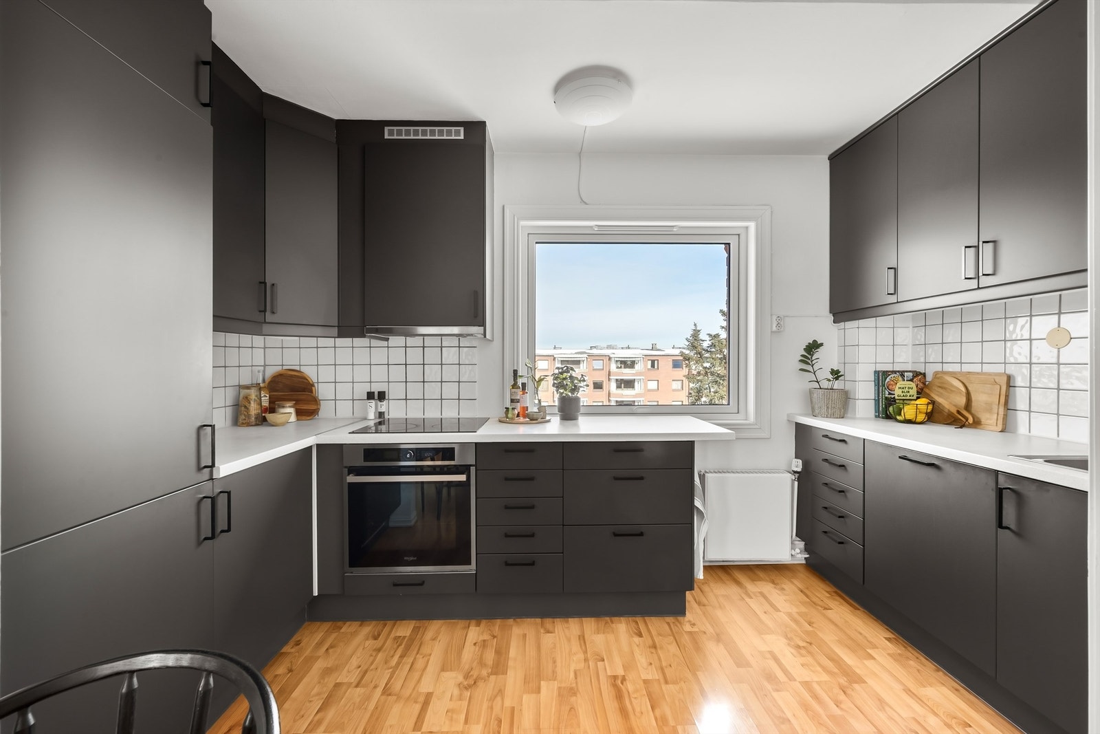 Kjøkkenet har en Ikea-innredning som ble oppgradert med nye fronter, stekeovn og ventilator i 2021. Galleribilde