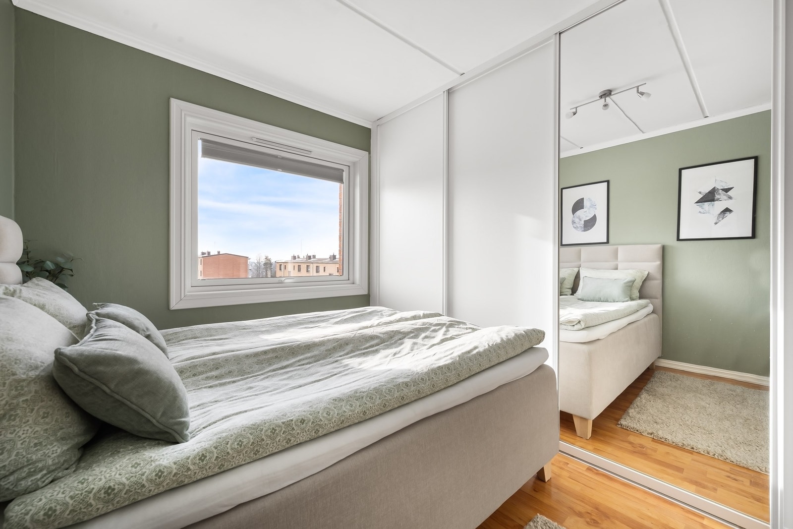 En stor skyvedørsgarderobe med speilfronter gir rikelig med oppbevaringsplass. Galleribilde