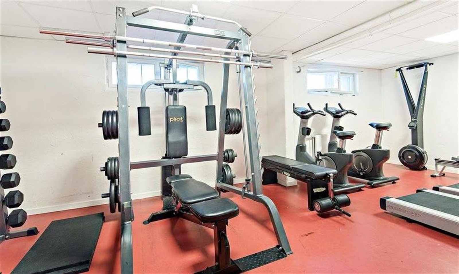 Trimrommet i Kollen borettslag - her har du et meste av utstyr man trenger for en fin treningsøkt. Det er to løpemøller og en romaskin i tillegg (som ikke vises på bildet) Galleribilde