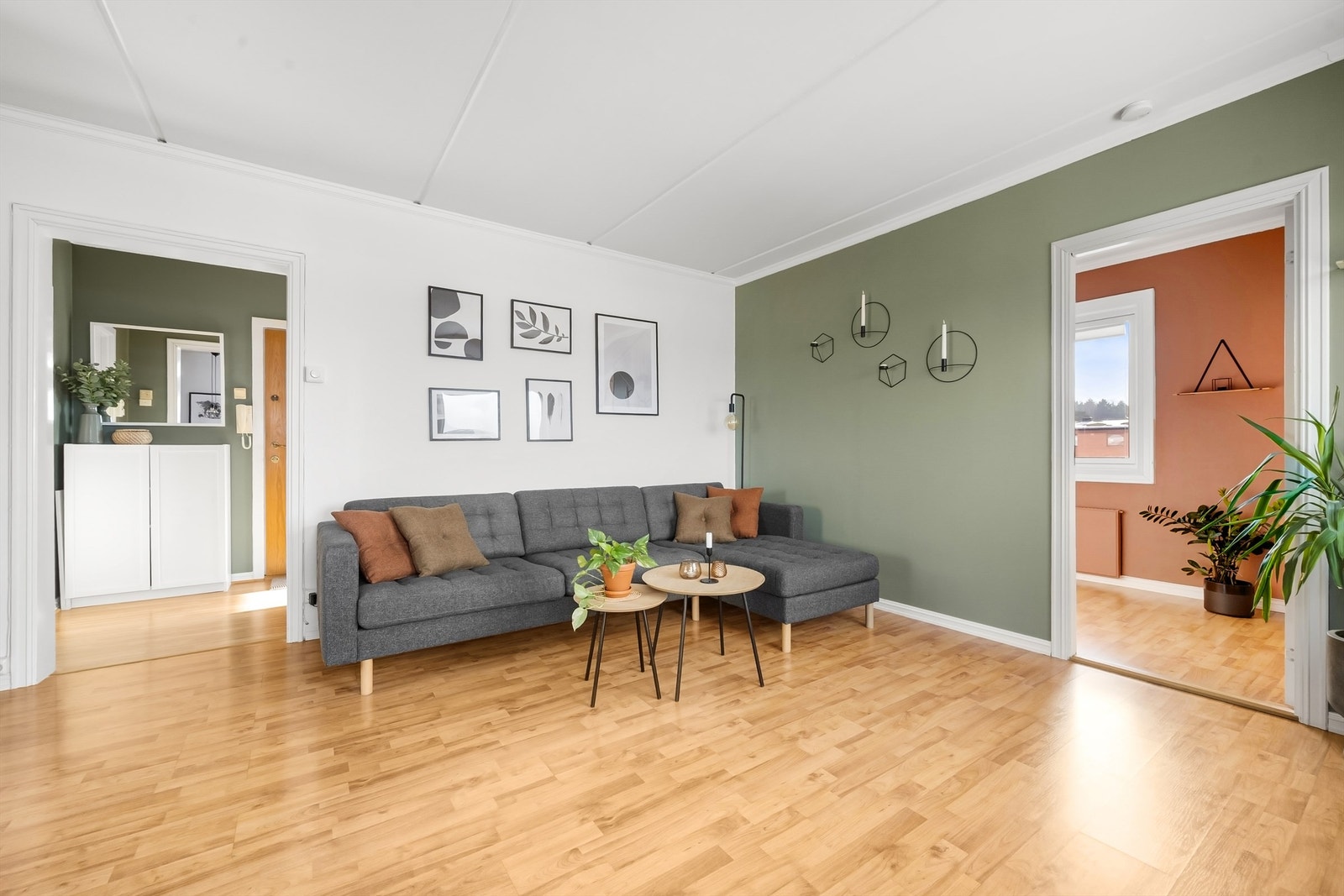 Leiligheten har en fin fordeling med soverommene adskilt fra oppholdsrommene. Galleribilde