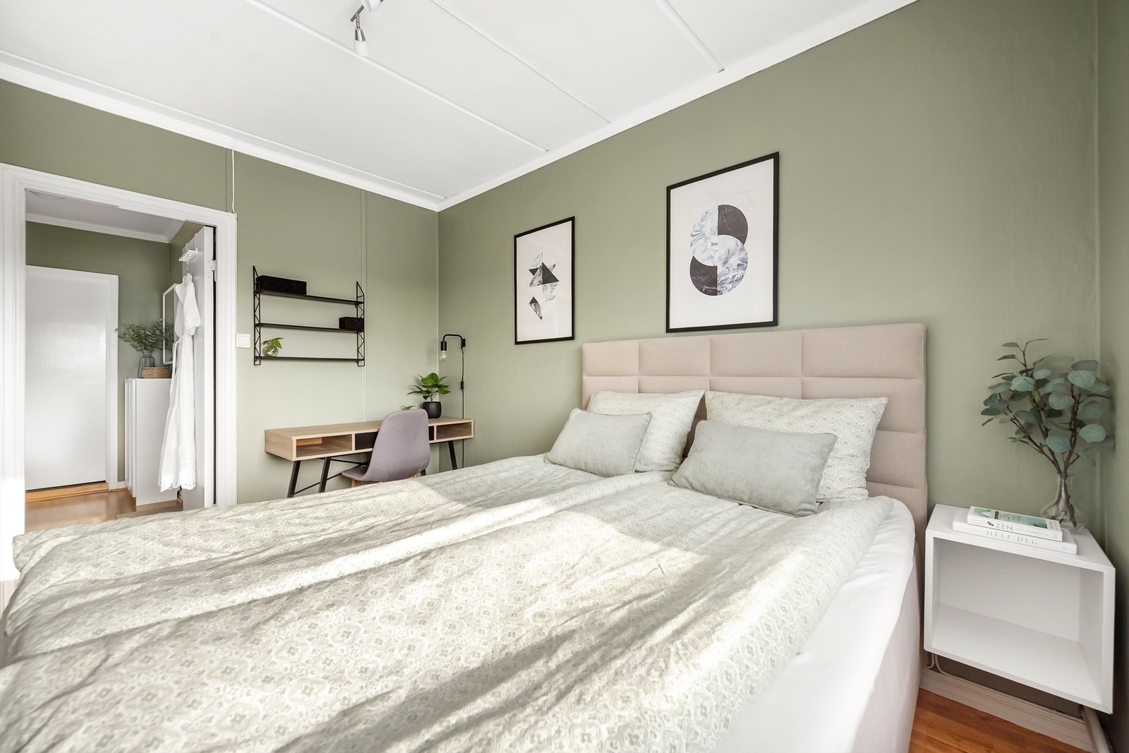 Gjennomgående laminatgulv i alle oppholdsrom og soverom skaper en helhetlig stil. Galleribilde