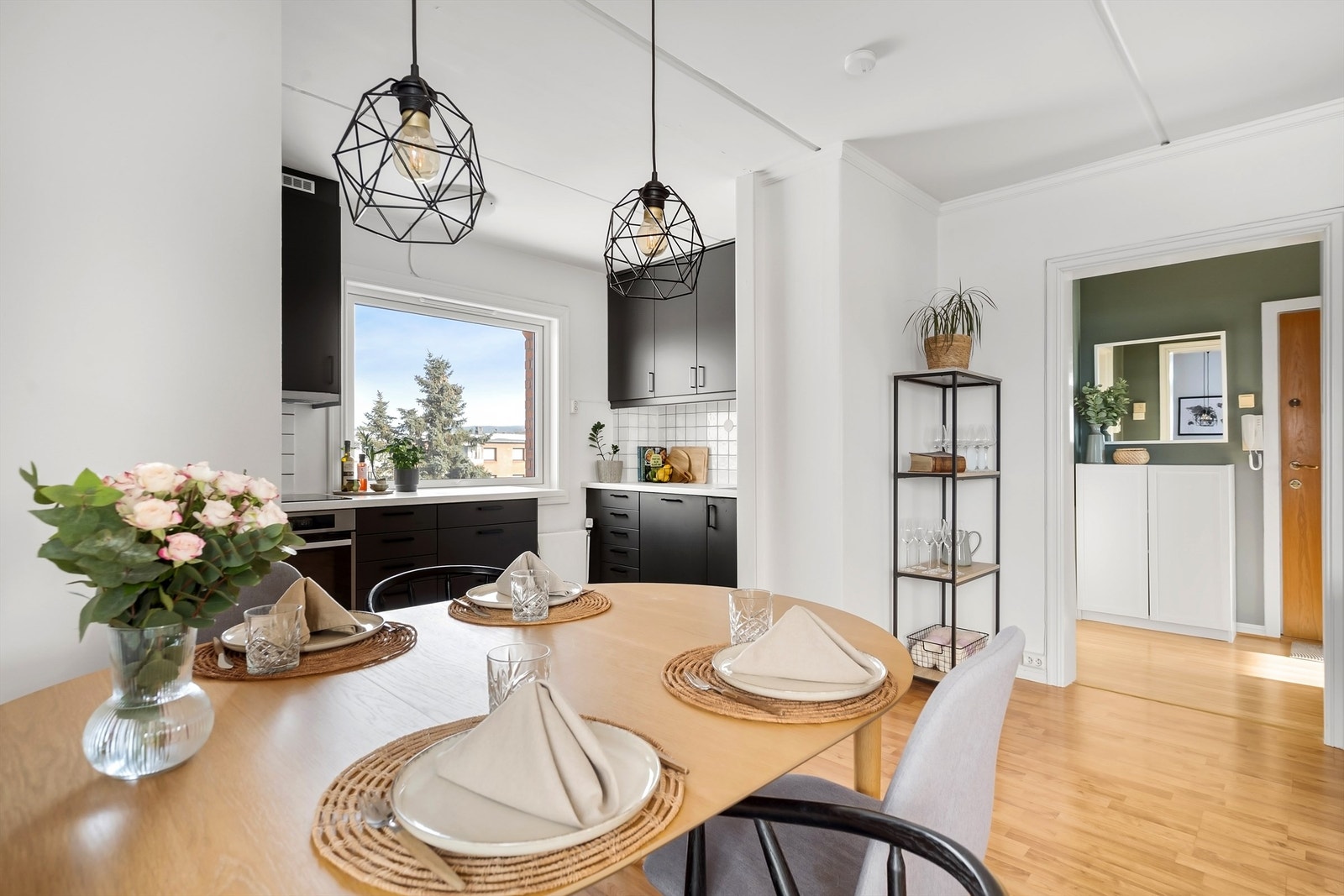 Oppvarming via sentralvarme med radiatorer er inkludert i felleskostnadene. Galleribilde