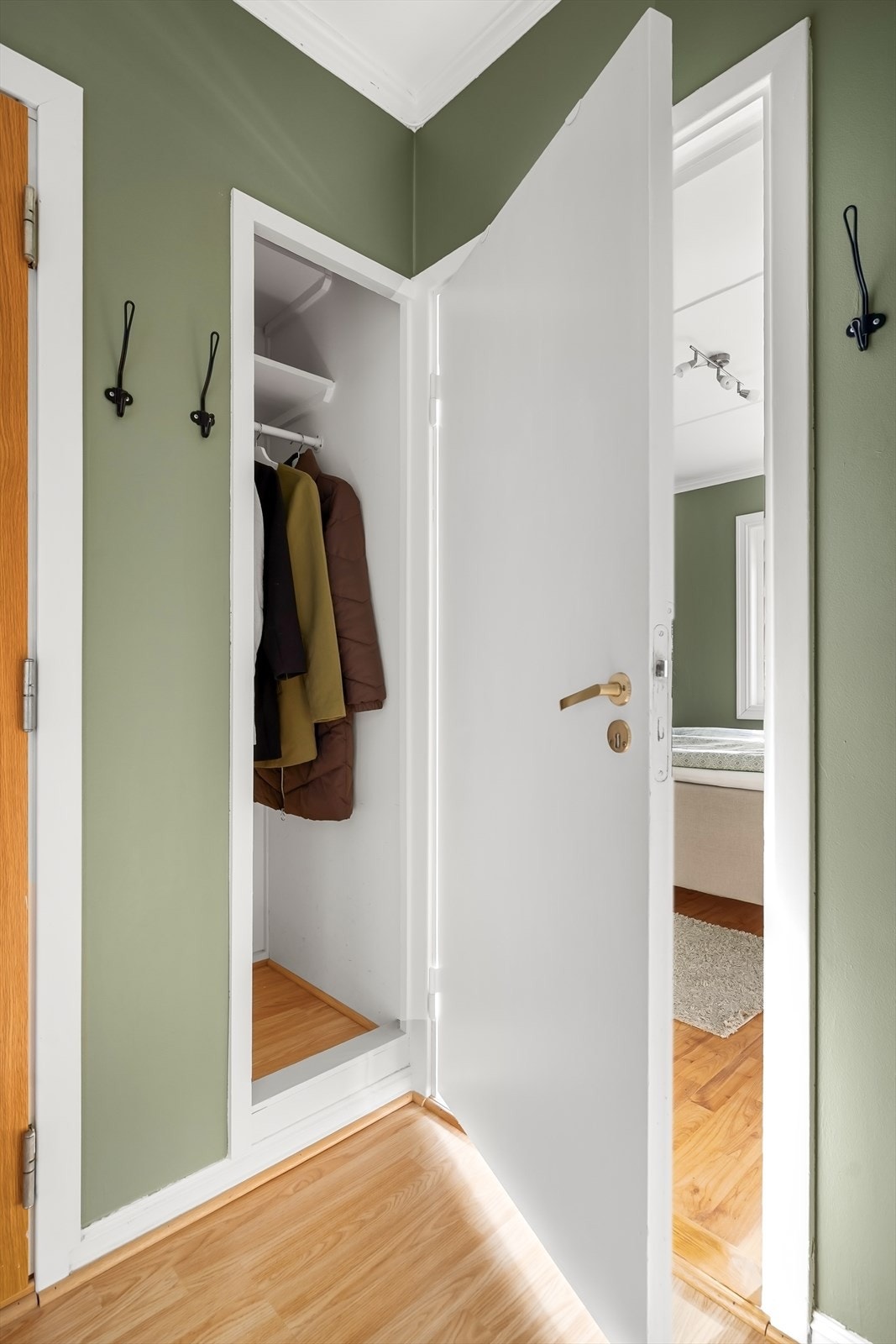 Praktisk, integrert skap i entreen gir god plass til oppbevaring av yttertøy. Galleribilde