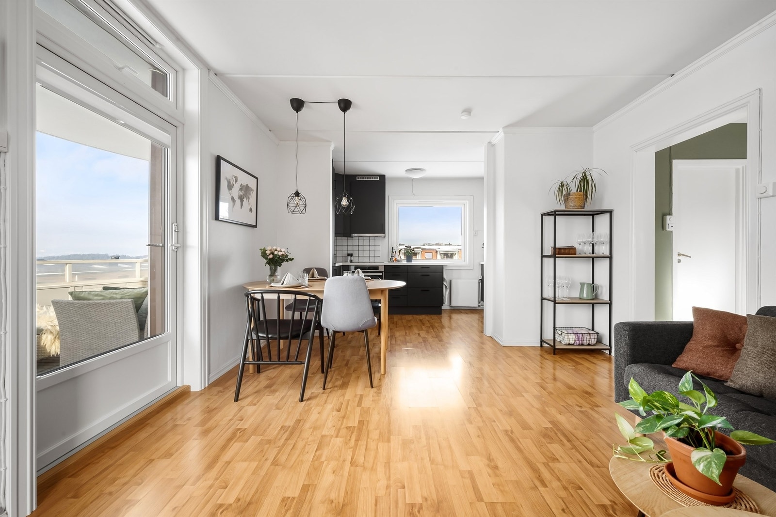 Balkongdøren fra 2021 slipper lyset inn og binder stuen sammen med uteplassen. Galleribilde