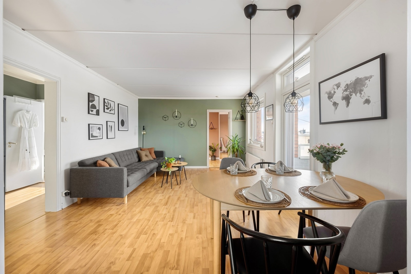 Det er god plass til både sofagruppe og spisebord i den sosiale sonen.
Foto: Martine Eren Jacobsen. Galleribilde