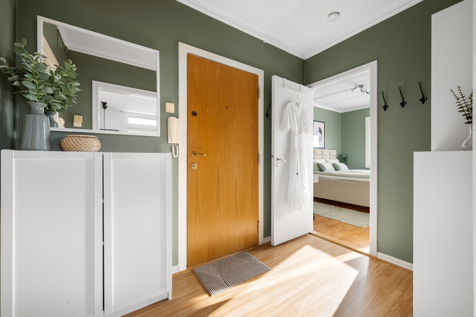 Innbydende entré med en solid brann- og lydklassifisert inngangsdør (B30/40db). Galleribilde