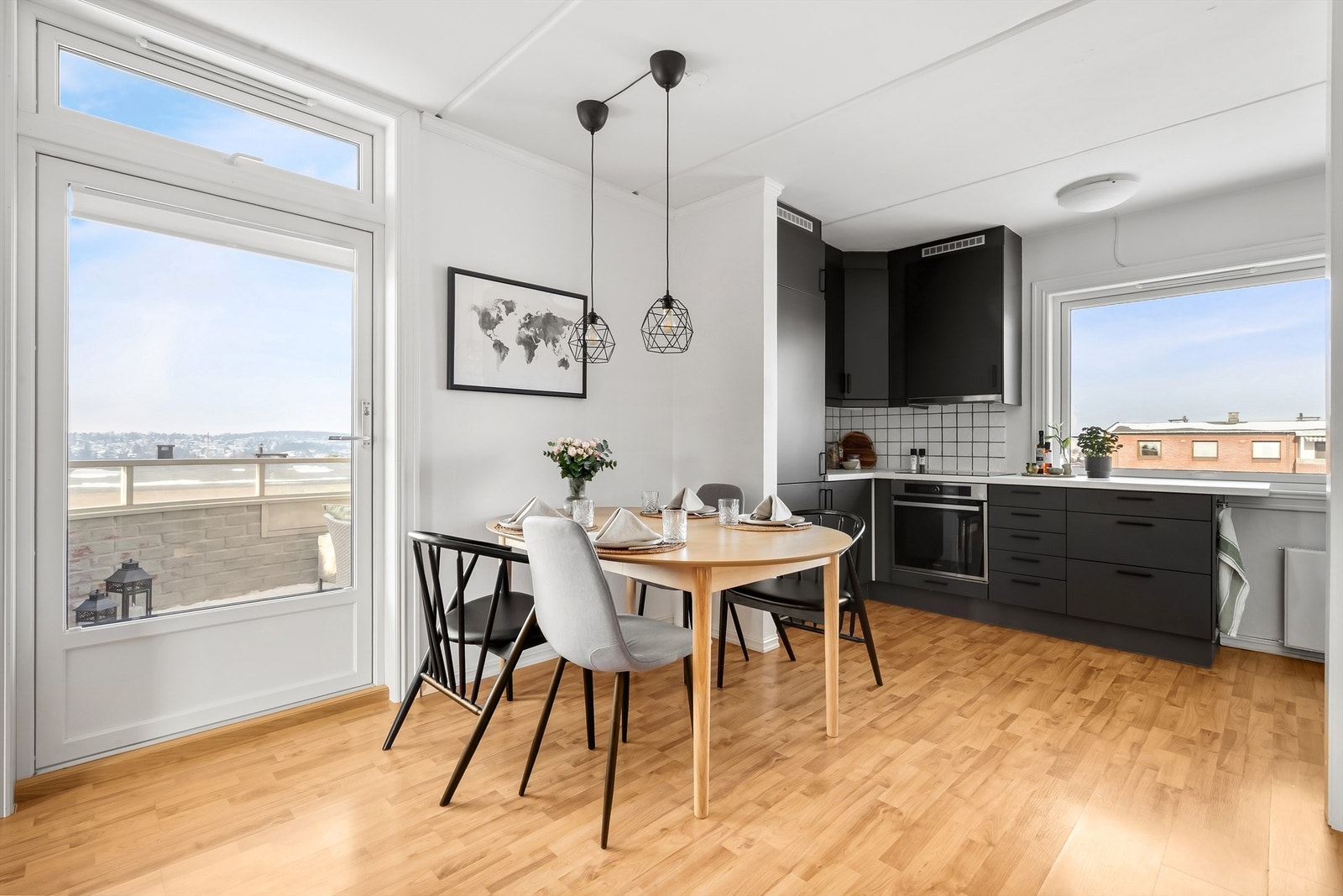 Stuen og kjøkkenet er i en åpen løsning som skaper en sammenhengende og sosial sone. Galleribilde