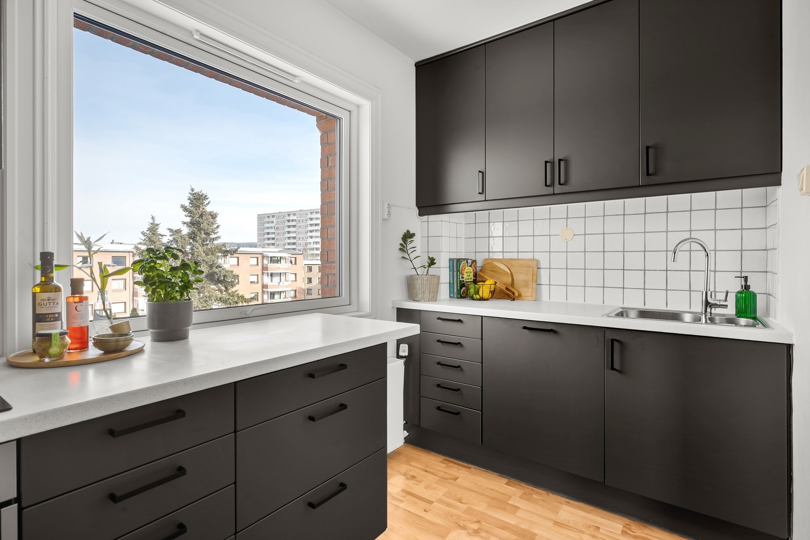 Vinduet over kjøkkenbenken gir godt med arbeidslys og utsikt over nærområdet. Galleribilde