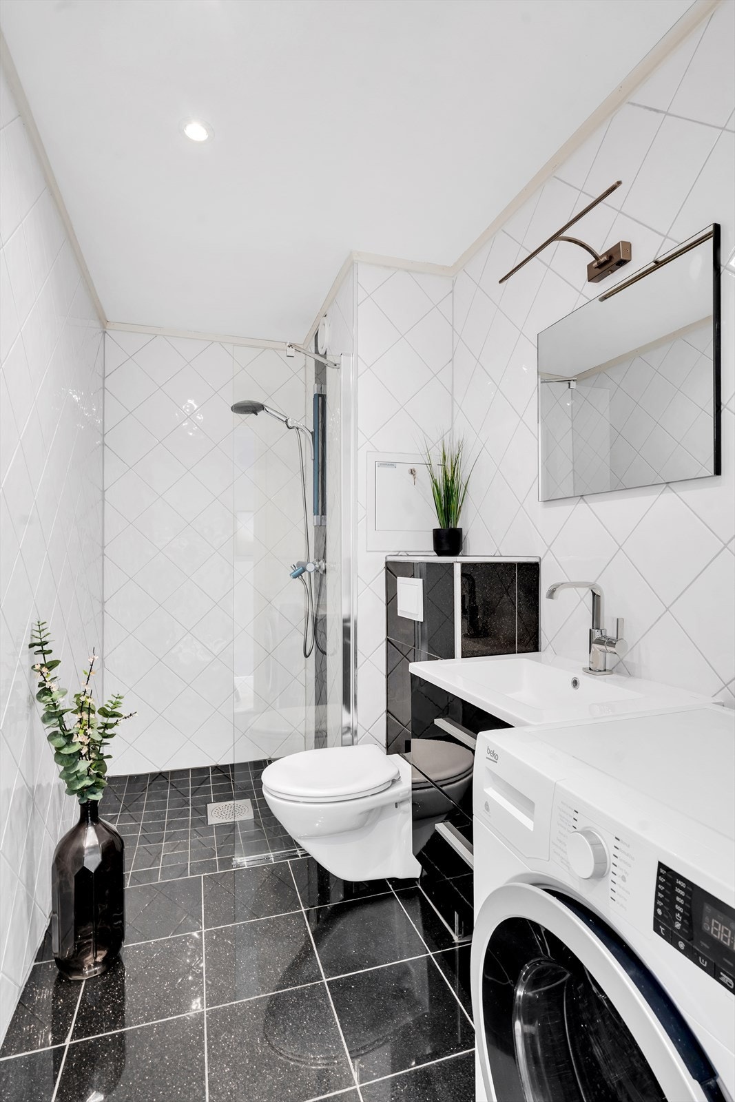 Lekkert komplett flislagt bad med varmekabler i gulv. Galleribilde