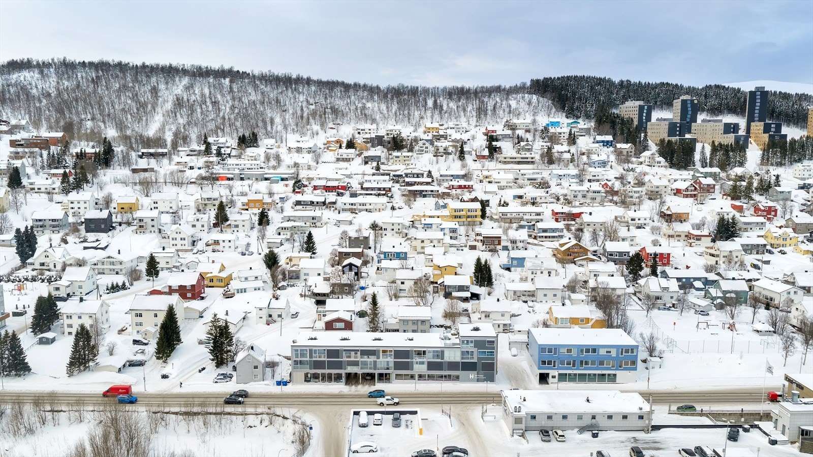 Det er gangavstand til UNN/UiT mot nord. Ellers finner man Eurospar, Rema 1000, Coop Extra like ved, samt Evo treningssenter og Feel 24 sitt nye sportssenter. Galleribilde