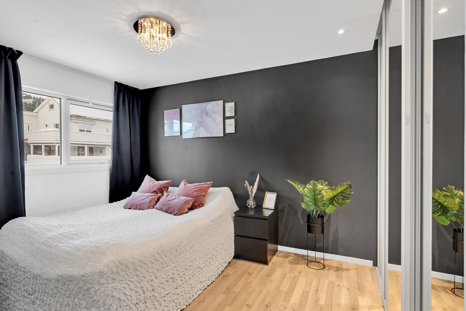 Her har du god plass til stor seng og annet ønsket møblement. Galleribilde