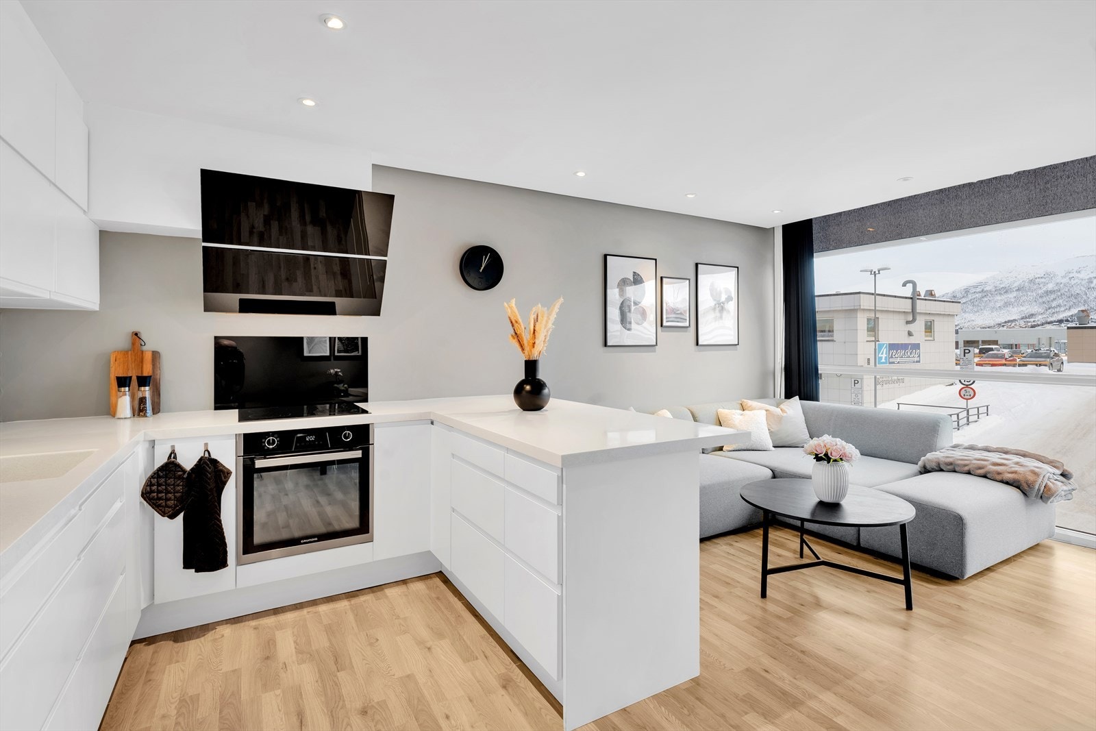 Praktisk benkeplate med god plass til både tilberedning, matlaging og servering. Galleribilde