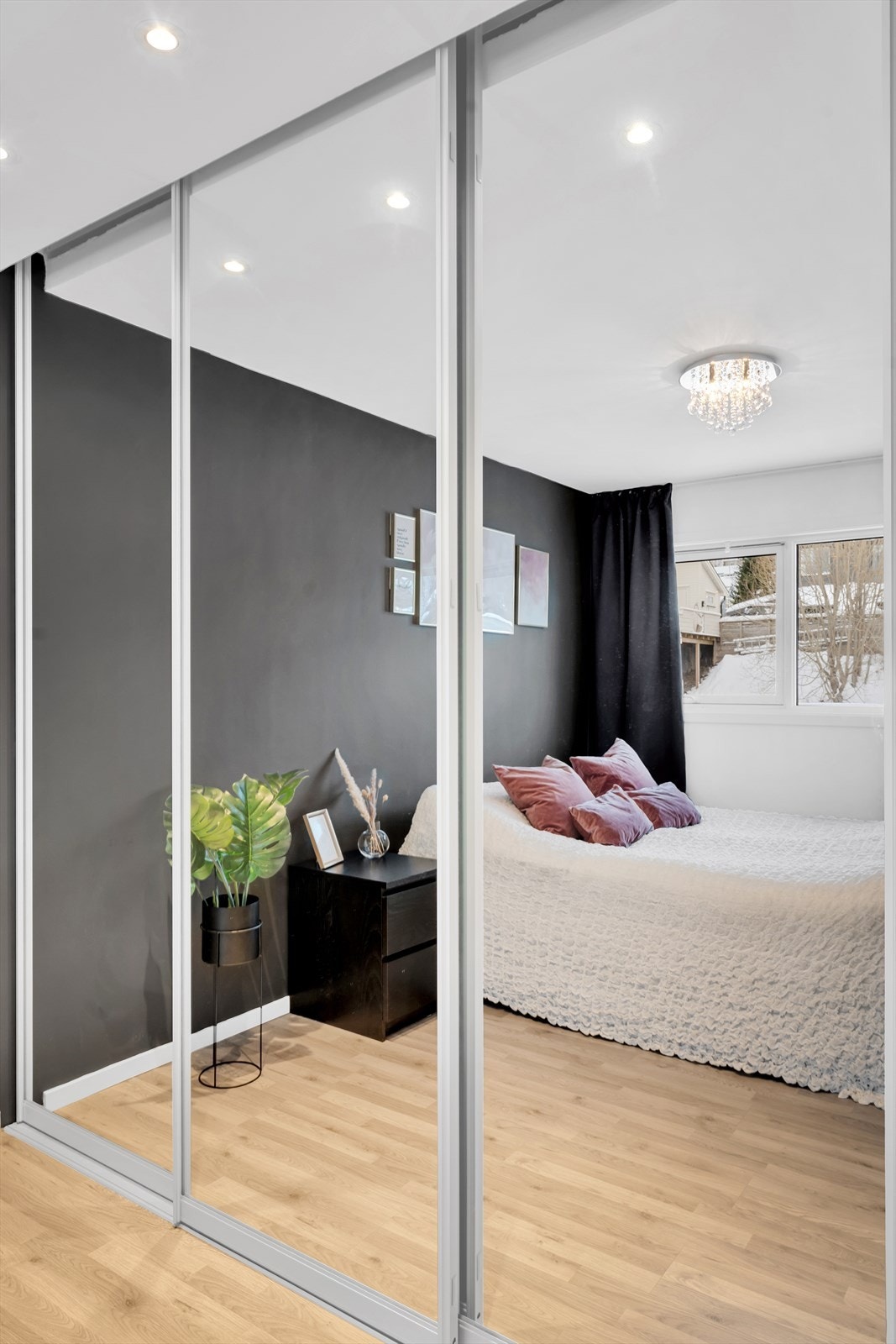 Innredet med praktisk skyvedørsgarderobe med god oppbevaringsplass. Galleribilde