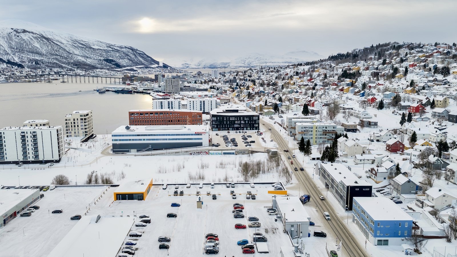 Leiligheten har en sentral beliggenhet omtrent midt mellom sentrum og UNN/UiT, med meget gode bussforbindelser. Galleribilde