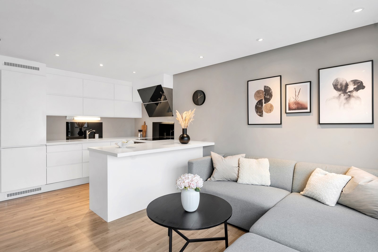 Stue i åpen løsning til kjøkkenet, som skaper en sosial og trivelig atmosfære. Galleribilde