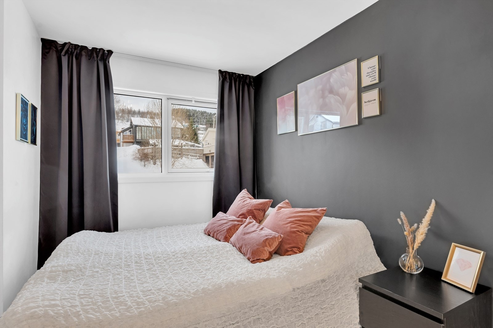 Romslig soverom gjennomført i et behagelig fargevalg. Galleribilde