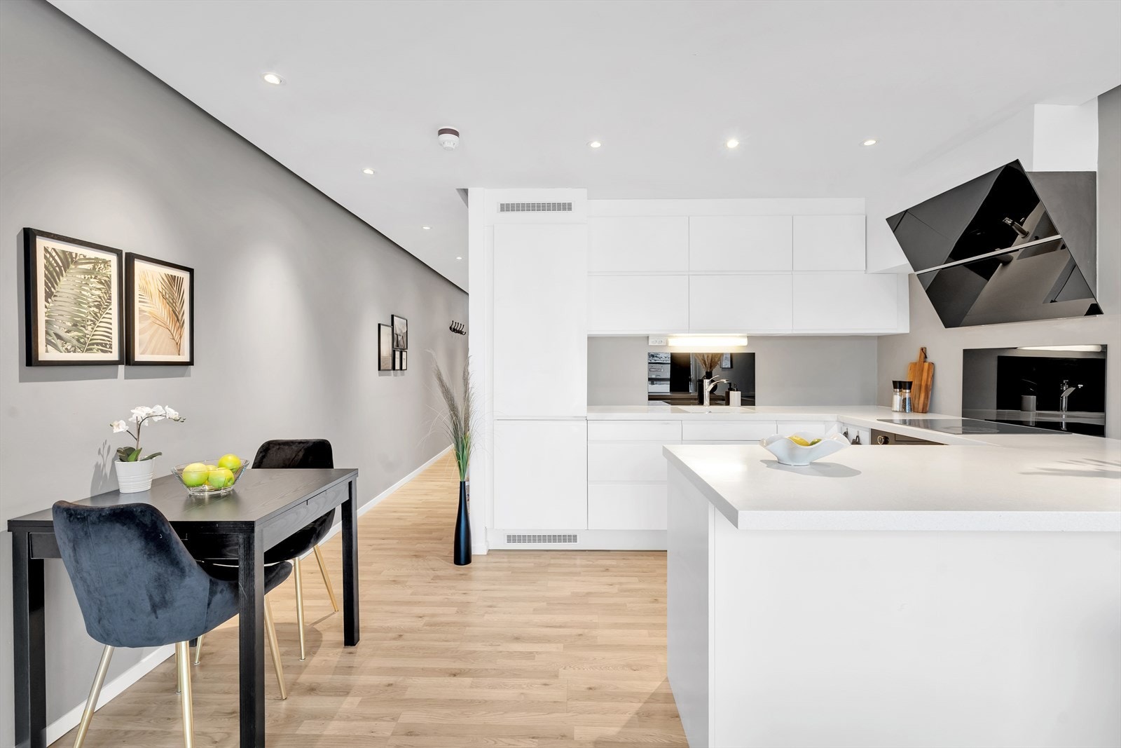 Spisegruppen finner sin naturlige plass like ved kjøkkenet. Galleribilde