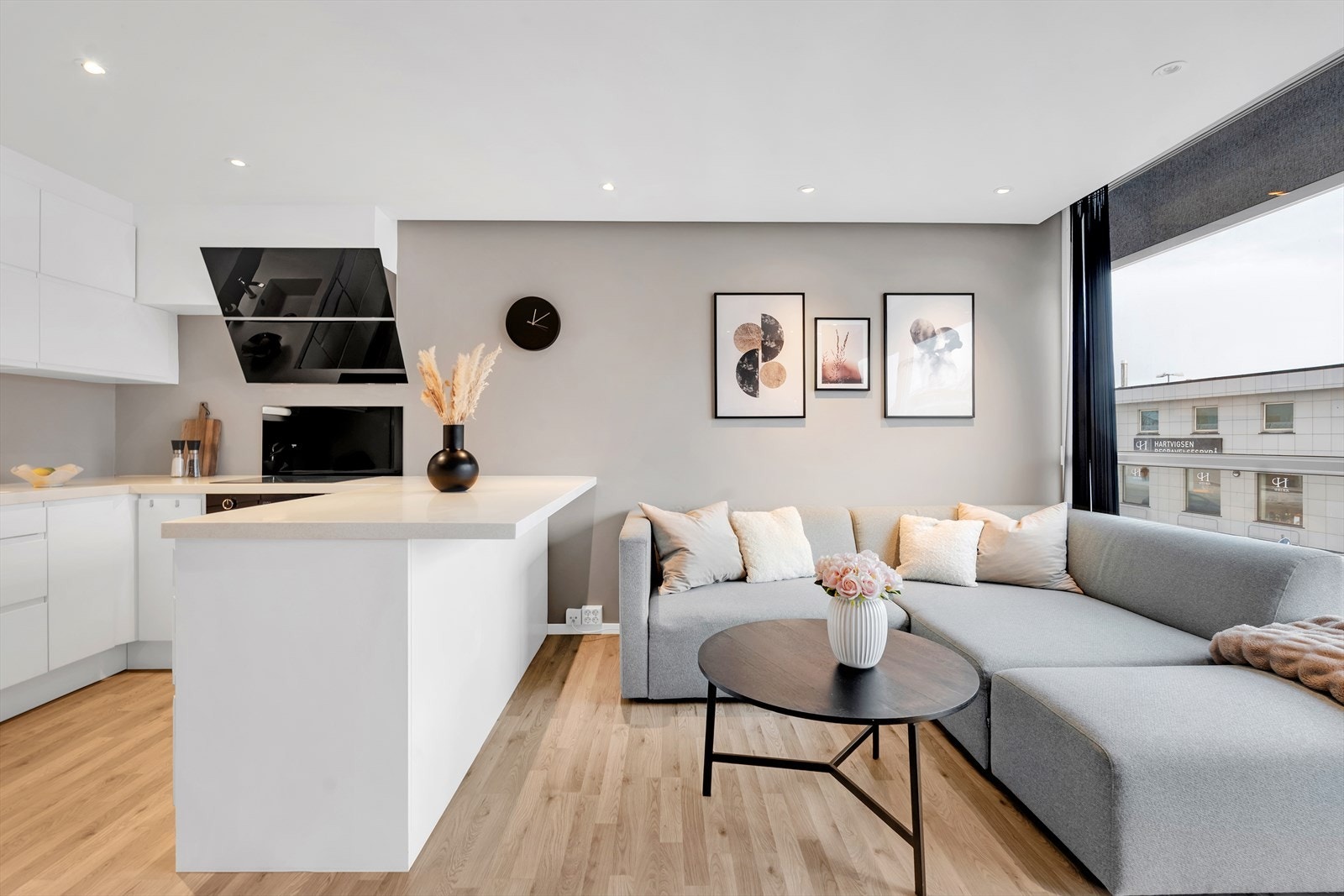 Lys og innbydende stue gjennomført i et behagelig fargevalg, med rikelig naturlig lysinnslipp. Galleribilde