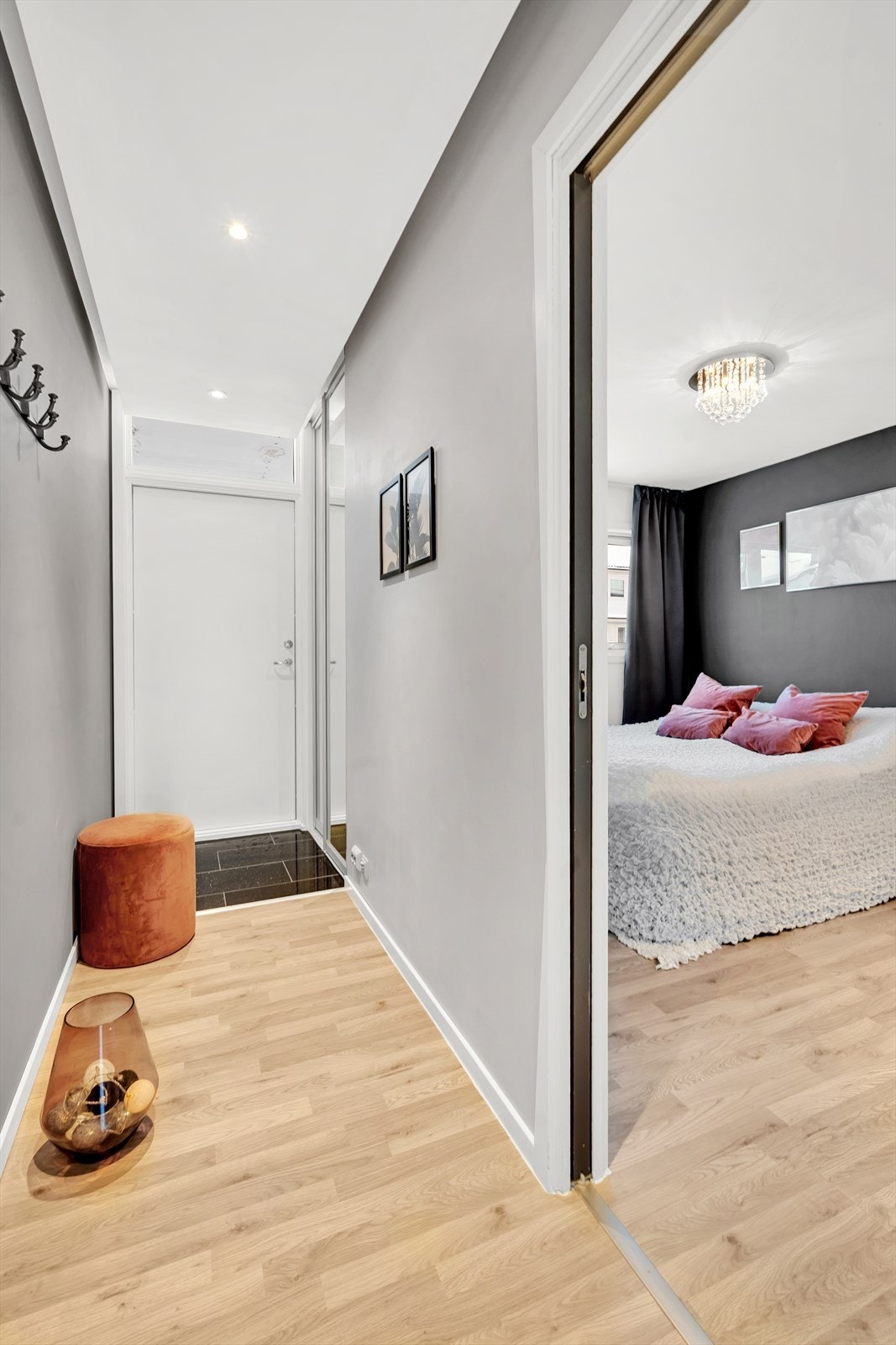 Entré med oppbevaringsløsninger for yttertøy, både på knagger og i skyvedørsgarderobe Galleribilde