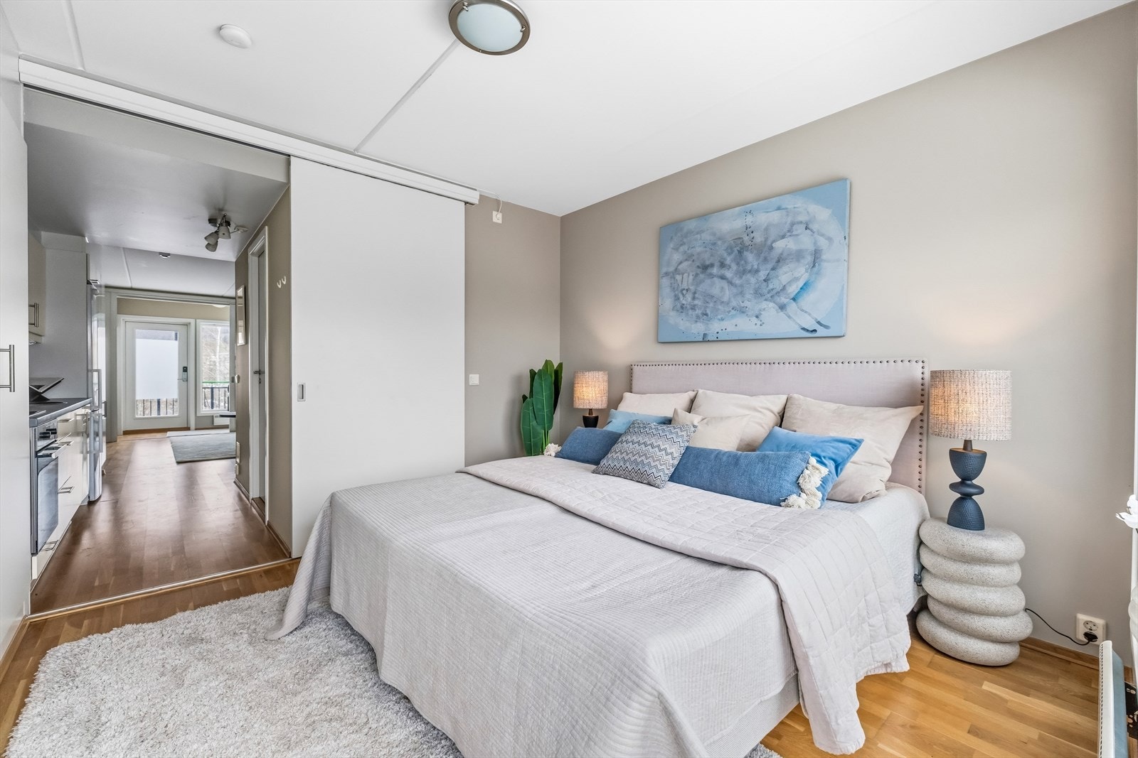 Skyvedør på soverommet frigjør mer plass Galleribilde