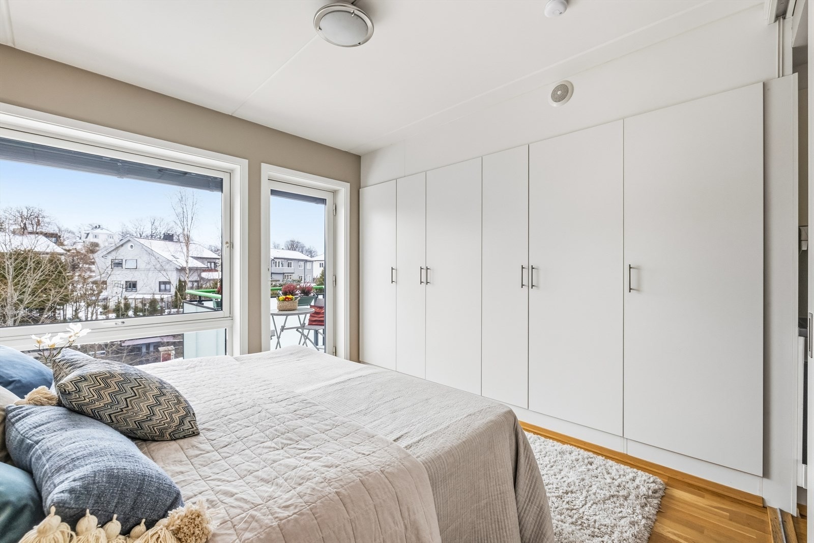 Godt med garderobeplass på soverommet Galleribilde