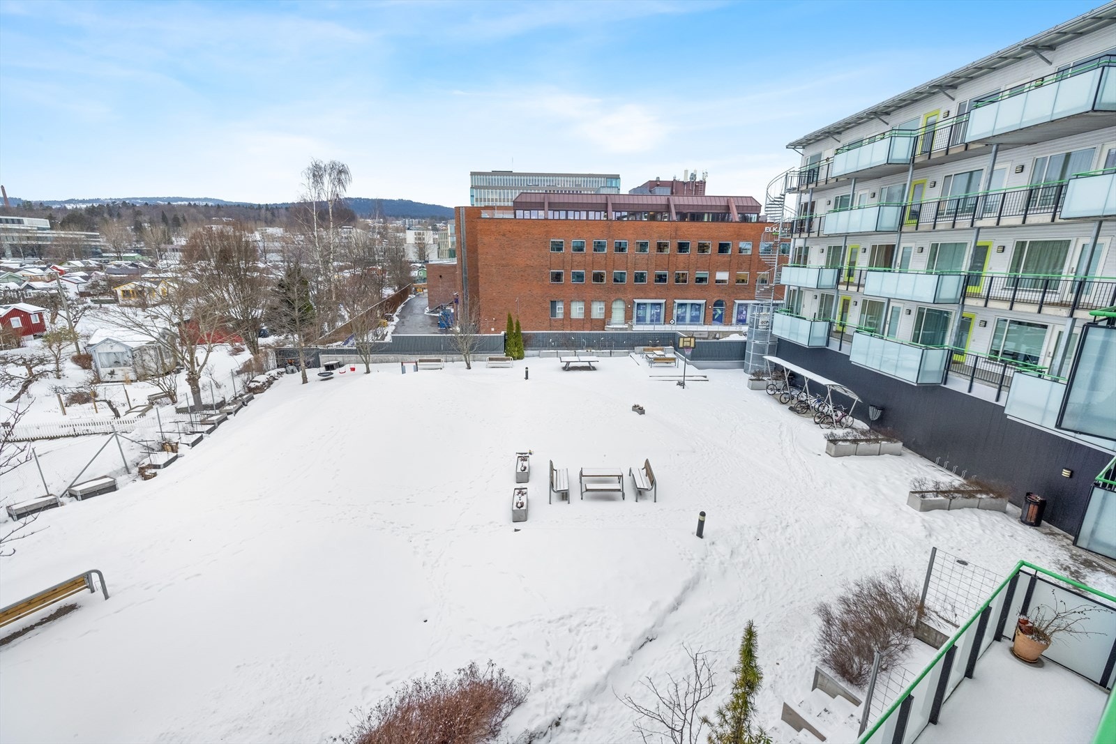 Her har du utsyn over sameiets fellesarealer samt Kolonihagen (til venstre i bildet) Galleribilde