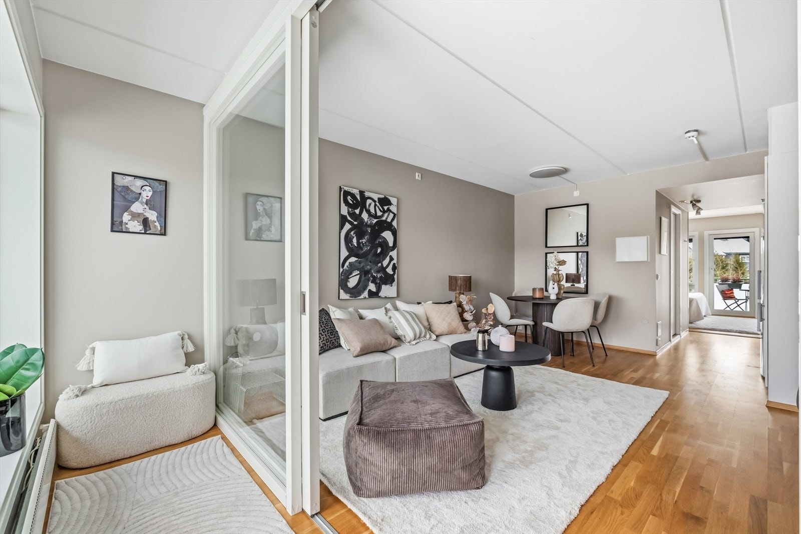 Romslig og funksjonell entré med god plass til oppbevaring av sko og yttertøy. Stor skyvedør i glass som skiller entréen fra stuen Galleribilde