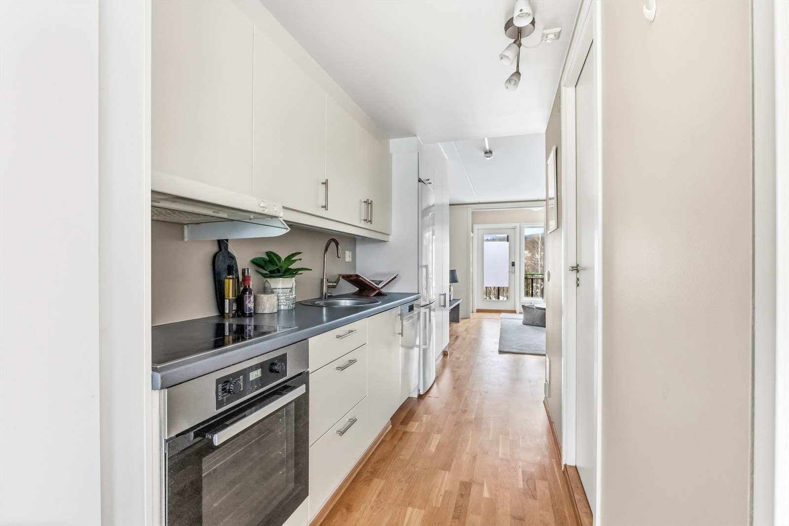 På kjøkkenet er det godt med skap- og benkeplass Galleribilde