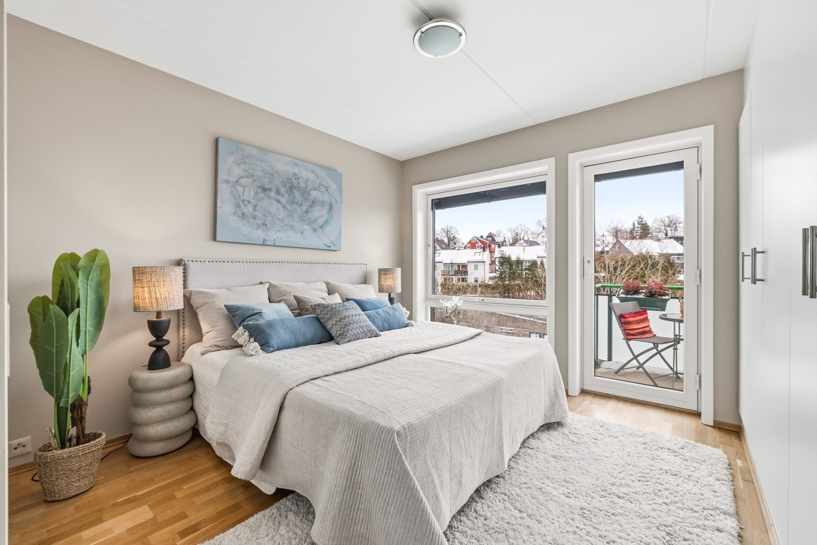 Romslig soverom med god plass til dobbeltseng, nattbord og annet soveromsmøblement Galleribilde