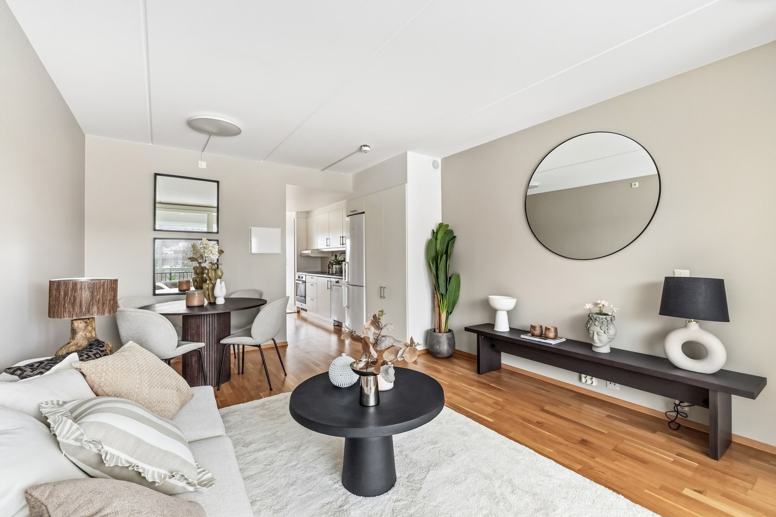 Stor og romslig stue med gode møbleringsmuligheter Galleribilde