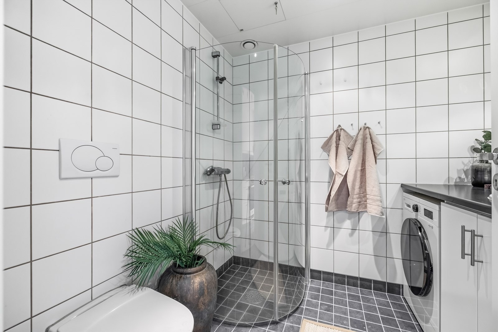 Delikat og romslig baderom fra 2010 med flislagte overflater og behagelig gulvvarme Galleribilde