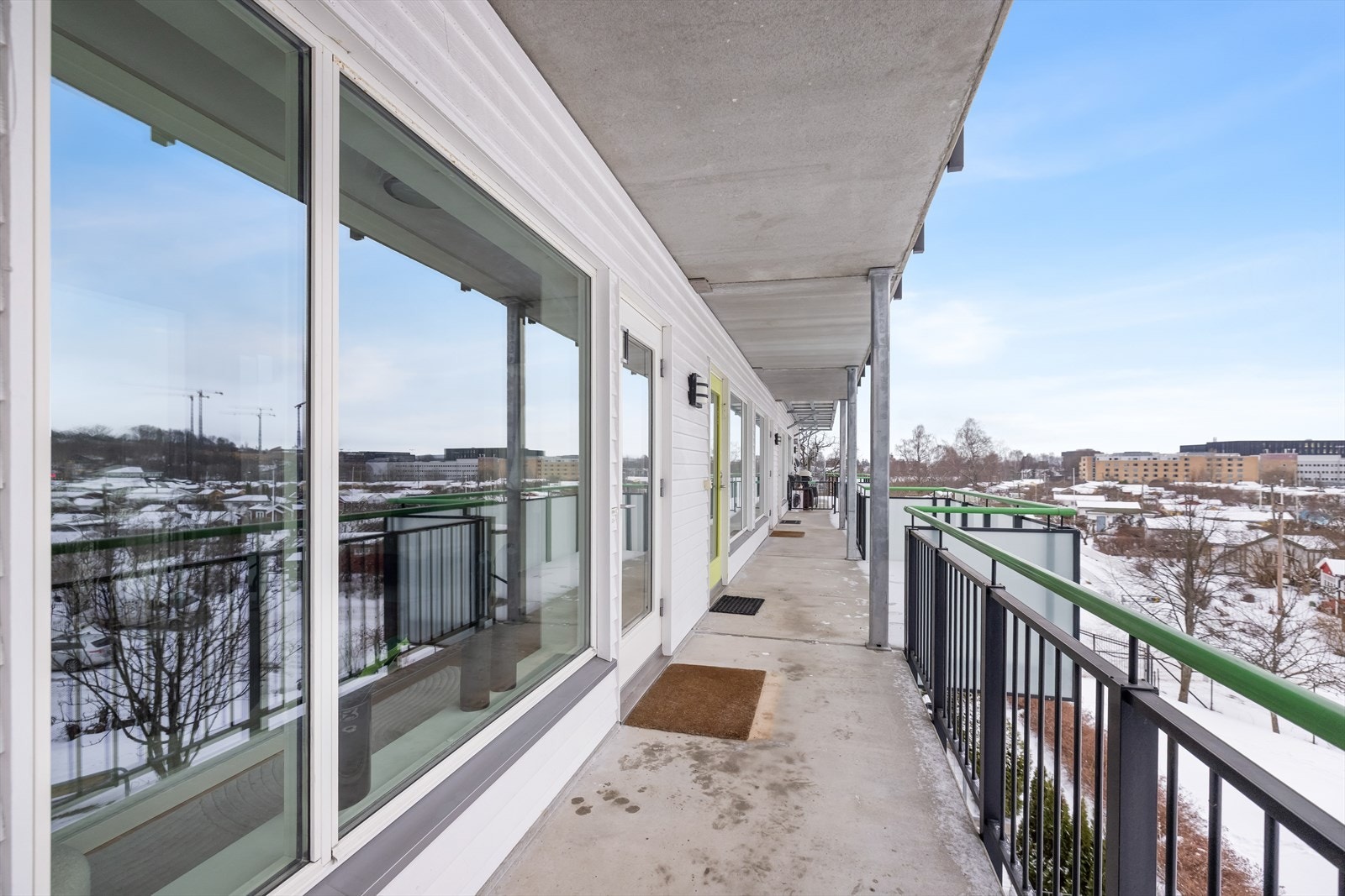 Inngangsparti fra felles svalgang med flott utsikt Galleribilde