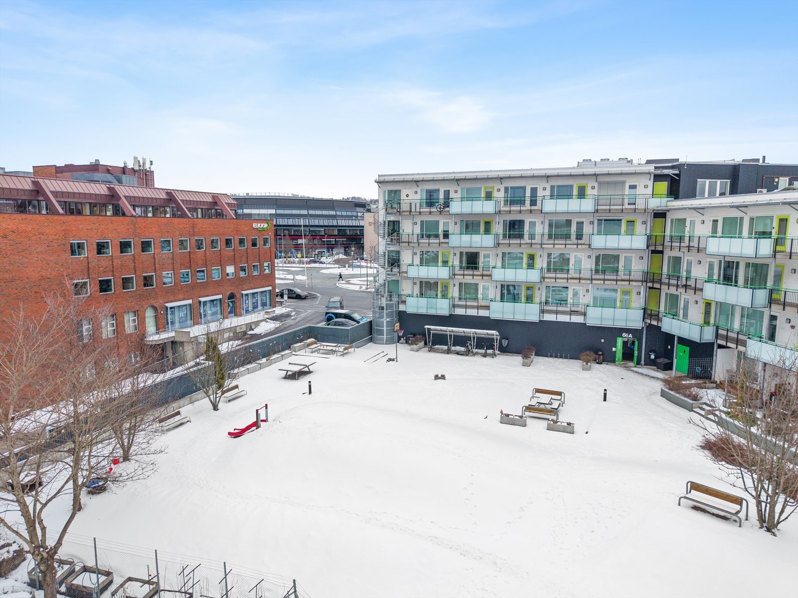 Her er det lekeplasser, sittegrupper, plantekasser samt grøntarealer for gårdens beboere Galleribilde