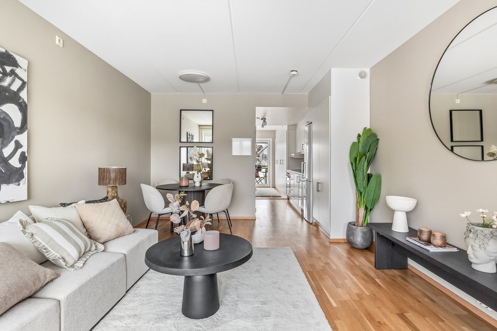 Leiligheten er gjennomgående og oppleves svært lys Galleribilde