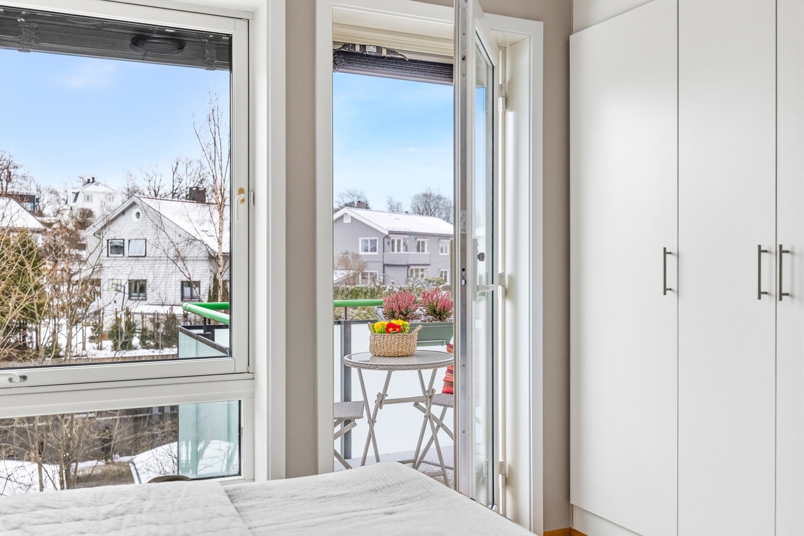 Fra soverommet er det utgang til boligens balkong Galleribilde