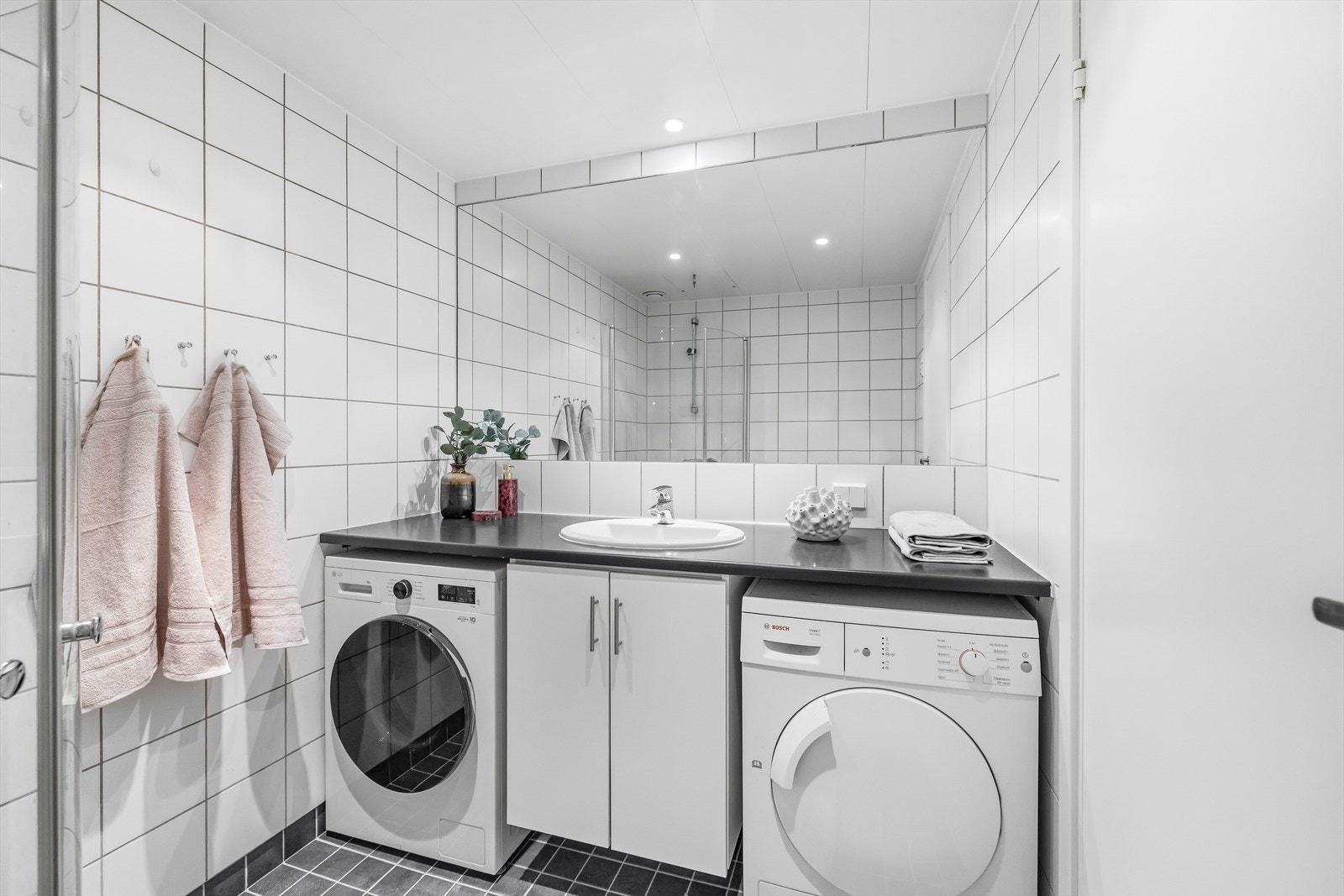 Opplegg for vaskemaskin og tørketrommel på badet Galleribilde