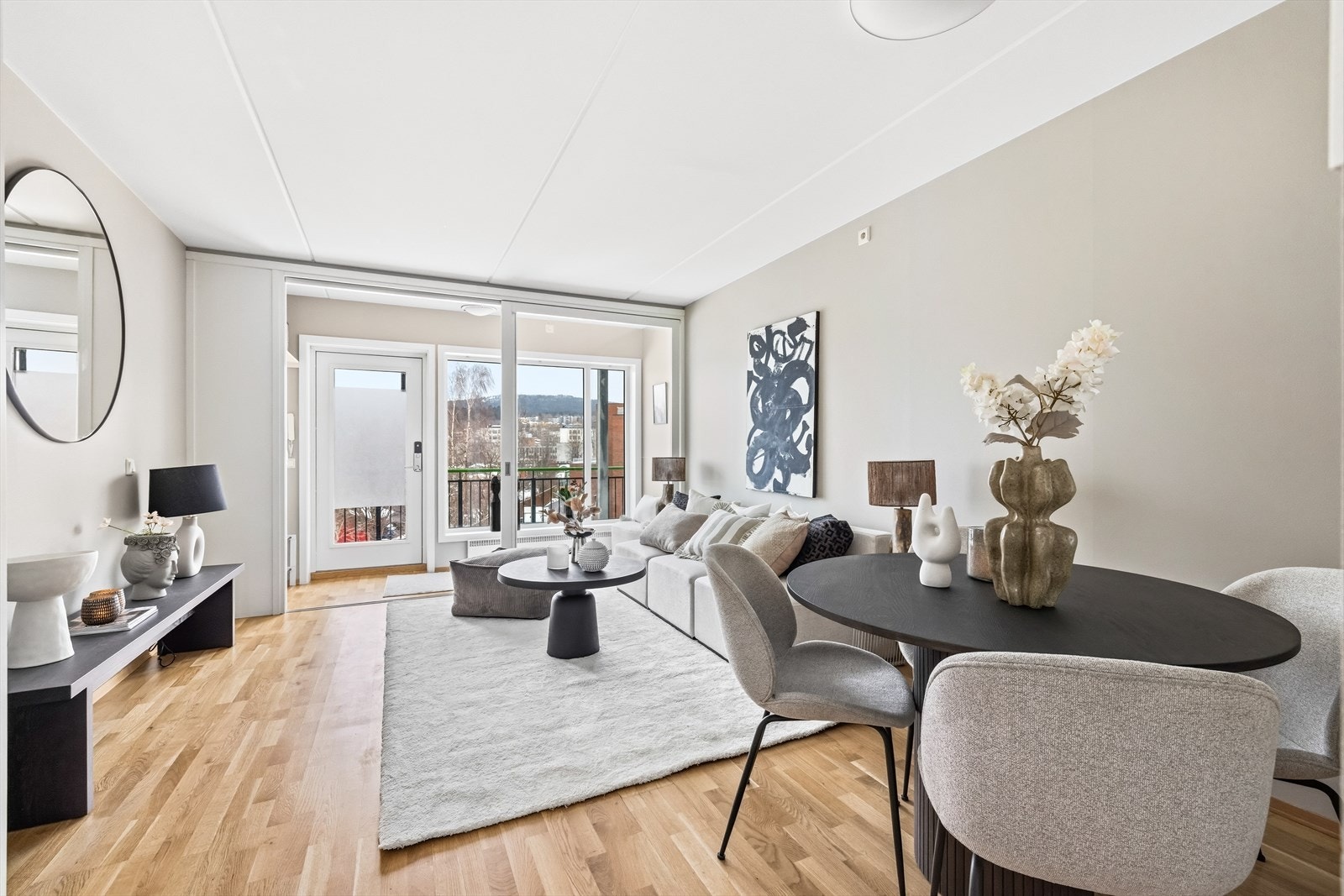 Leilighetens stue oppleves som lys og luftig takket være store vindusflater som slipper inn rikelig med naturlig lys Galleribilde