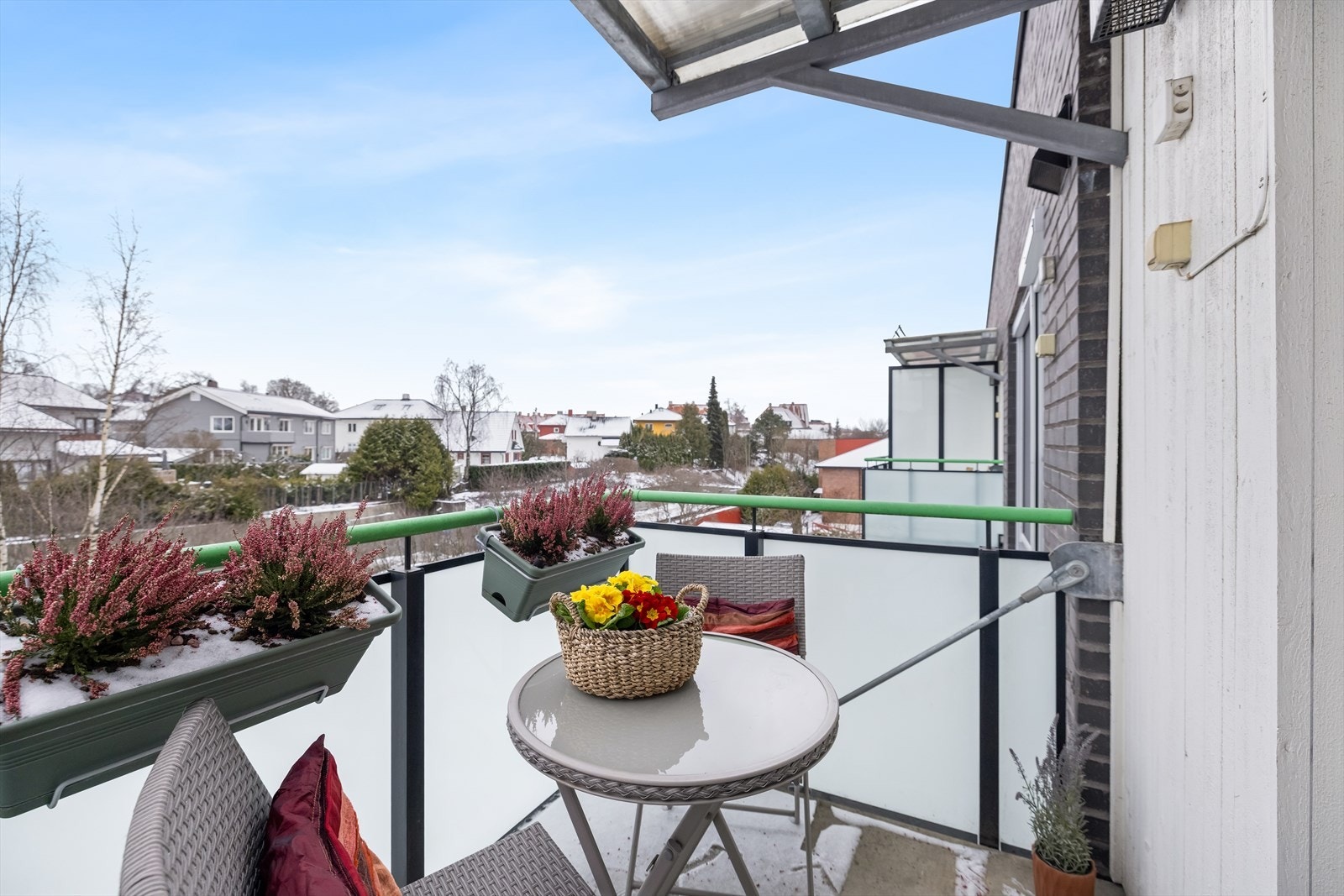 Her er det god plass til sittegruppe og du kan nyte sol fra tidlig morgen Galleribilde