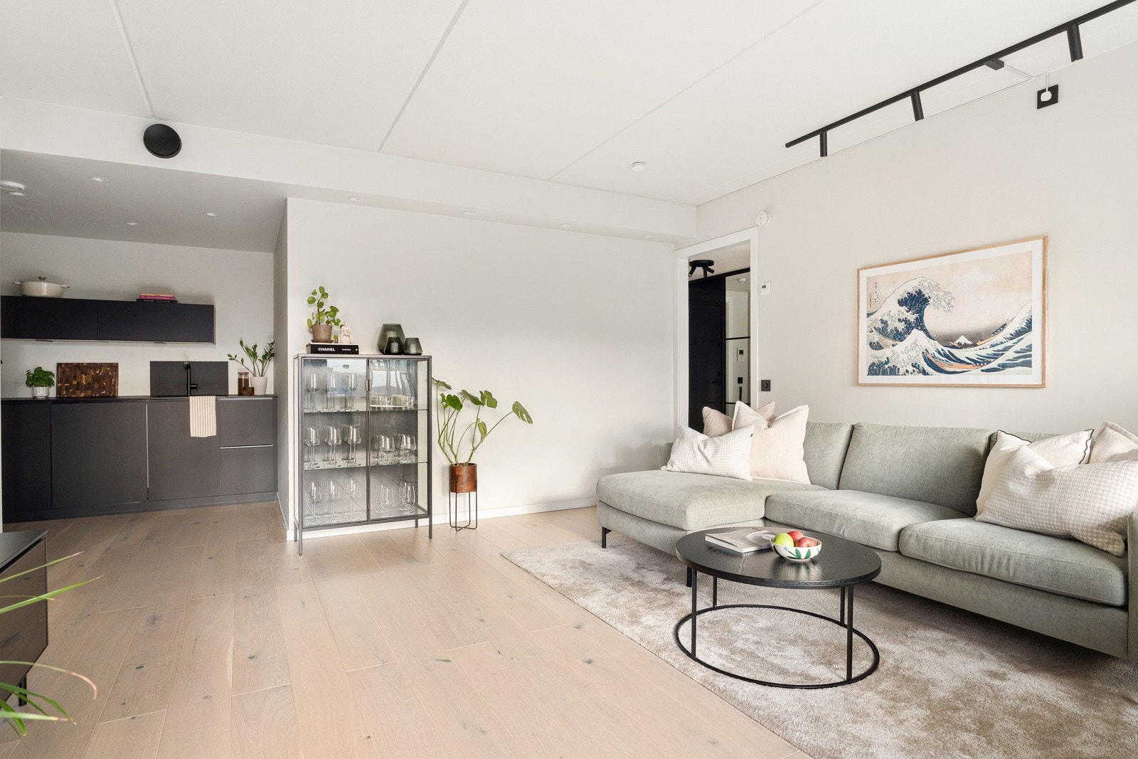 Stuen har en behagelig takhøyde som er målt til ca. 2,48 m i stue, og planløsningen gir en fin sammenheng med resten av leiligheten. Galleribilde