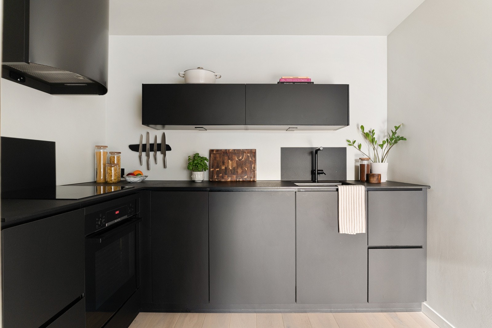 Innredning består av glatte, folierte fronter, laminat benkeplate med planlimt kum, belysning under overskap. Galleribilde