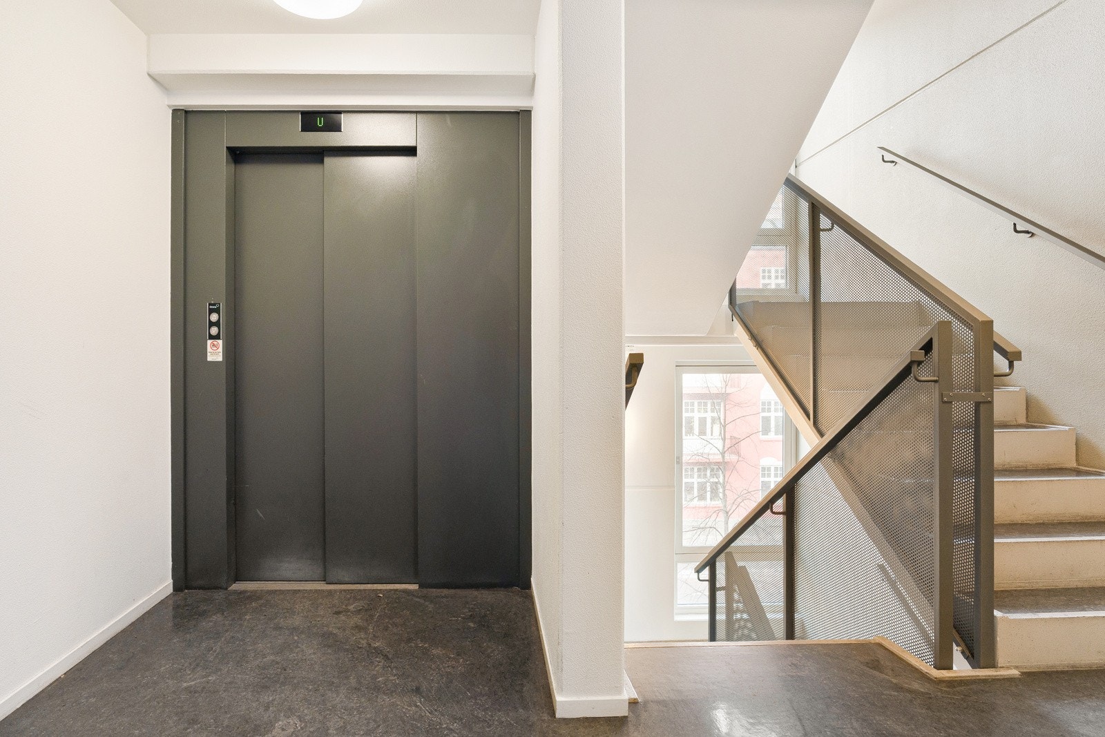 Heisen tar deg enkelt til leiligheten, parkeringen og takterrassen. Galleribilde