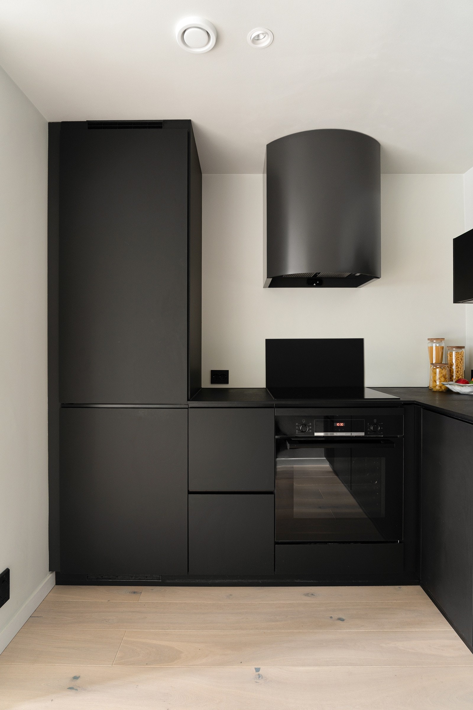 Kjøkkenet har en moderne og helhetlig KVIK kjøkkeninnredning fra 2022, og fremstår velholdt og praktisk i bruk. Galleribilde