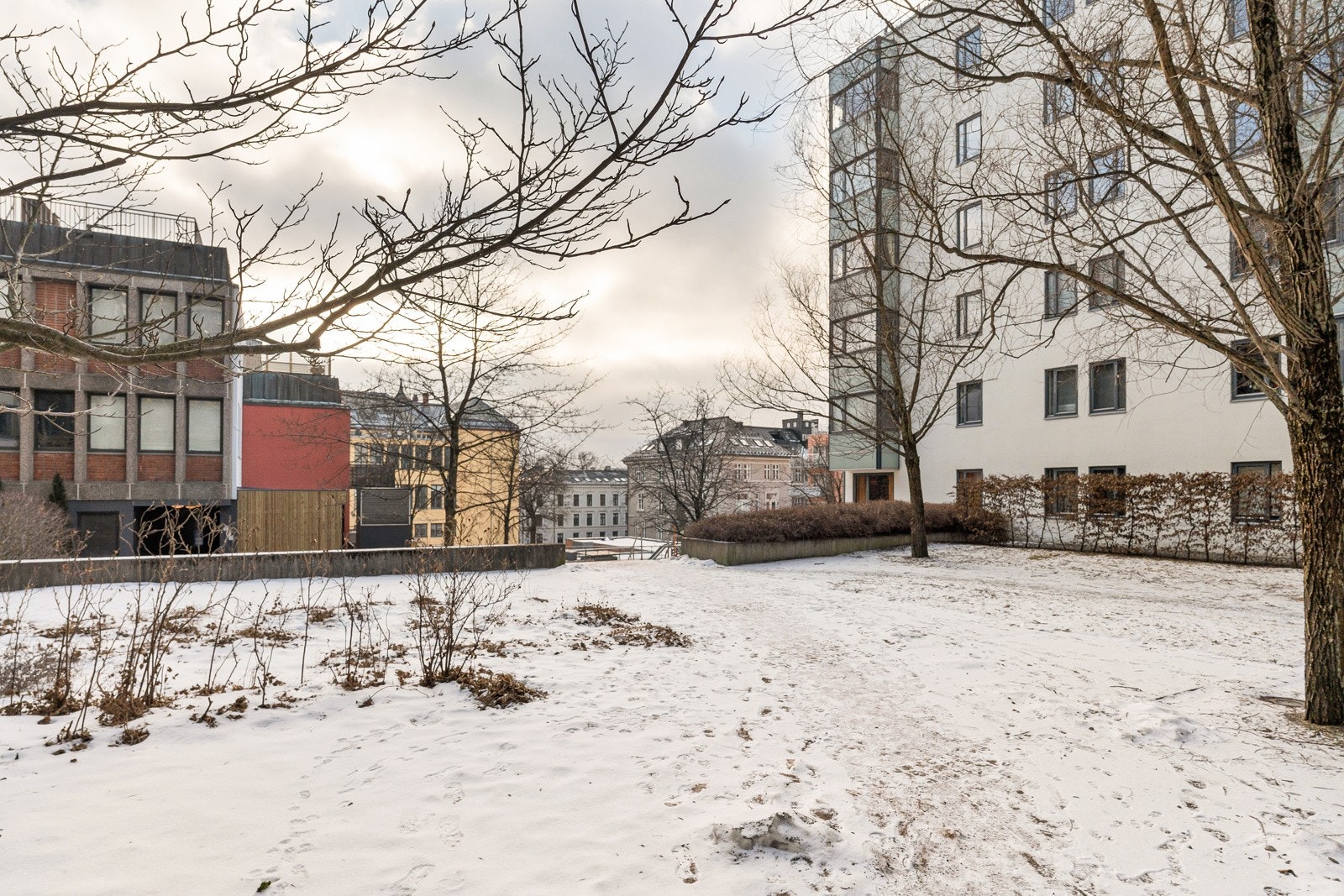 Pent opparbeidet selveiertomt på 4 521 m² med asfalterte gangveier, belegningsstein, busker, trær og bed. Galleribilde