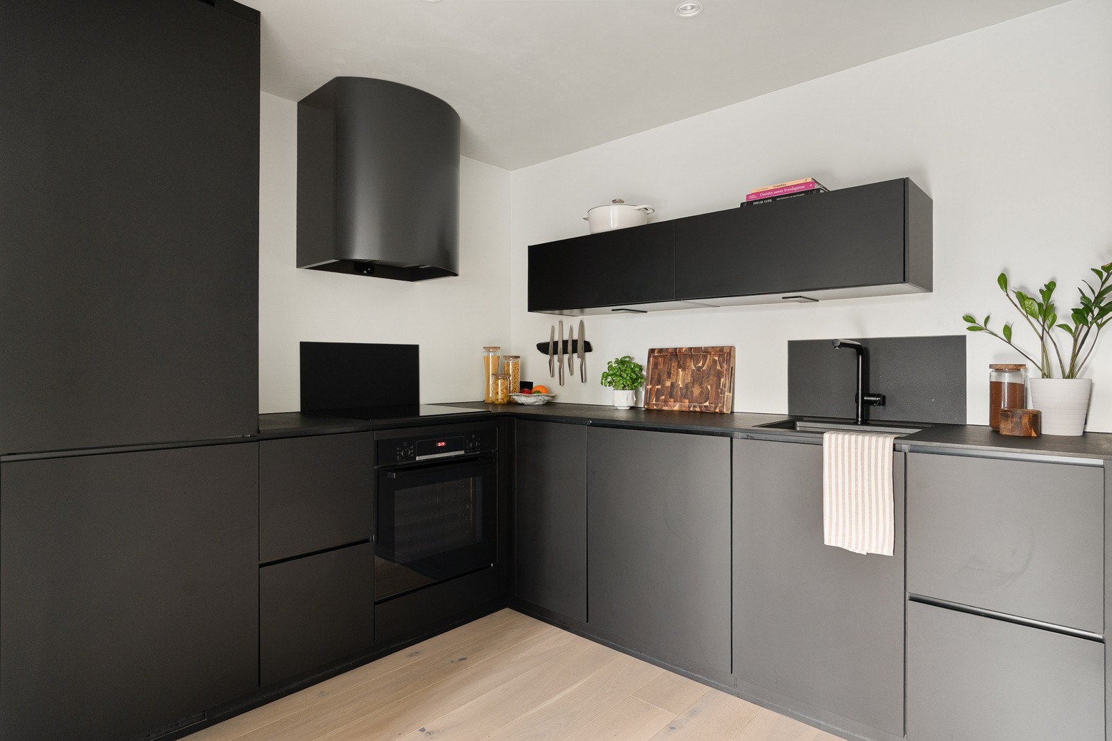 Løsningen gir gode arbeidsforhold og en effektiv arbeidssone for matlaging, samtidig som det er naturlig plass til det du trenger i hverdagen. Galleribilde