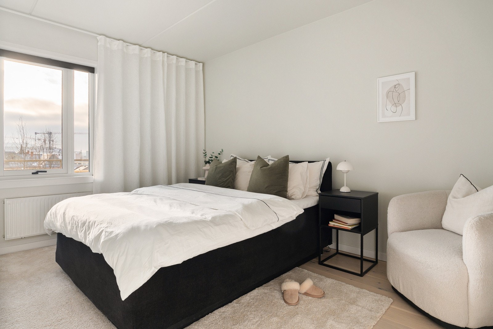 Hovedsoverommet oppleves som et rolig og anvendelig rom, med plass til dobbeltseng og tilhørende møblement. Galleribilde